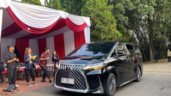 airlangga-hartarto-tiba-dengan-lexus-lm350-di-rumah-prabowo_5181ff9.jpg