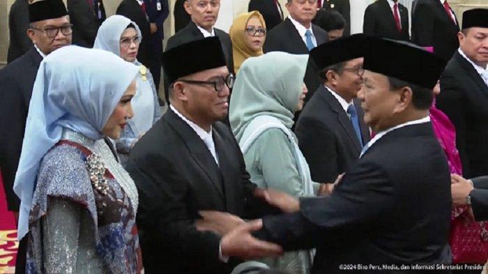 dahnil-anzar-menangis-di-hadapan-prabowo-usai-dilantik-jadi-wakil-kepala-badan-penyelenggara-haji_20ec935.jpg