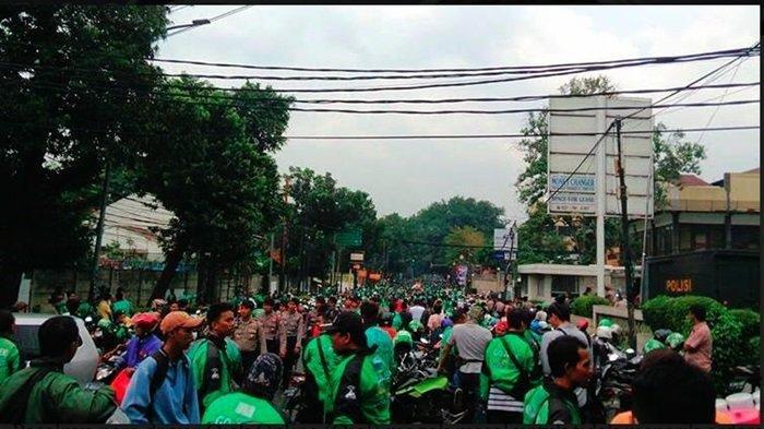 dampak-phk-dan-terbatasnya-lapangan-kerja-formal-jadi-faktor-banyak-pekerja-jadi-ojol_19d0076.jpg