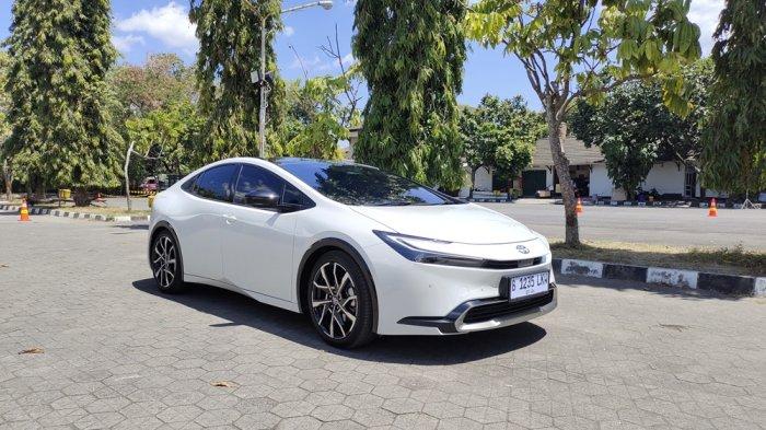 jajal-prius-phev-hatchback-performa-tinggi-paling-ditunggu_b4649aa.jpg