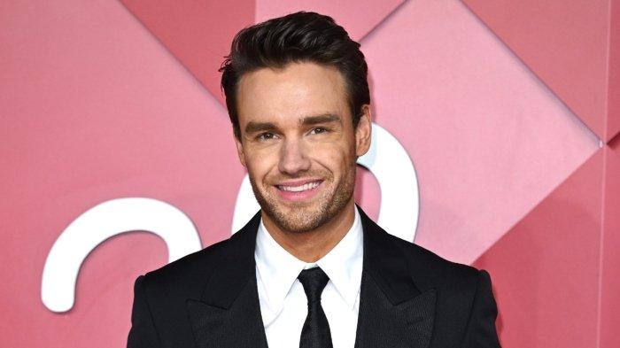 liam-payne-tewas-jatuh-dari-balkon-penggemar-beri-penghormatan-terakhir-nyanyi-lagu-one-direction_2a7e54d.jpg