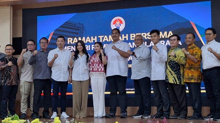 menpora-dito-berharap-hadirnya-taufik-hidayat-bisa-bantu-langsung-persiapan-cabor-olimpiade_27bd5e1.jpg