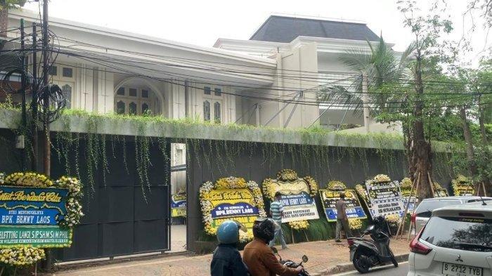 penampakan-rumah-mewah-benny-laos-di-kawasan-elite-menteng-jakarta-sepi-dan-penuh-karangan-bunga_6523810.jpg