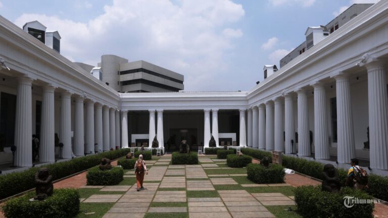 peringatan-hari-museum-nasional-2024-berikut-sosok-bapak-permuseuman-indonesia-moh-amir-sutaarga_441c928.jpg