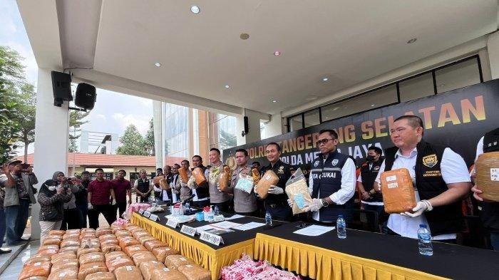 polres-tangsel-bongkar-sindikat-peredaran-narkoba-8-orang-ditangkap-dan-642-kilogram-ganja-disita_0af67d6.jpg