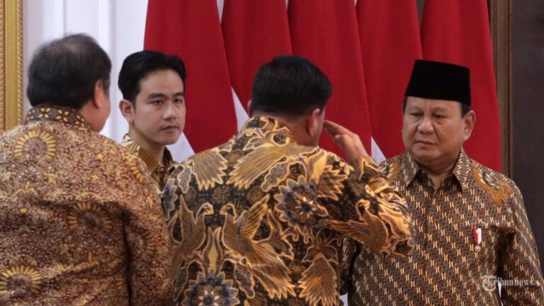 prabowo-kumpulkan-menteri-dan-bos-pertamina-ekonom-bilang-sudah-saatnya-turunkan-harga-bbm_d015964.jpg