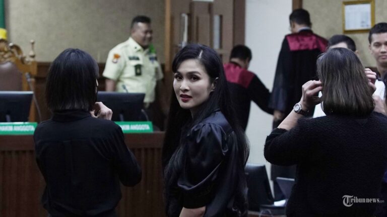 sandra-dewi-sebut-bumn-harus-untung-di-sidang-harvey-moeis-singgung-nasib-teman-teman-pengusahanya_ed8304f.jpg