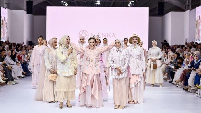 tampilkan-ayu-dewi-sebagai-muse-kienka-brand-busana-muslim-hadir-di-jakarta-fashion-week-2025_8d4ccfc.jpg