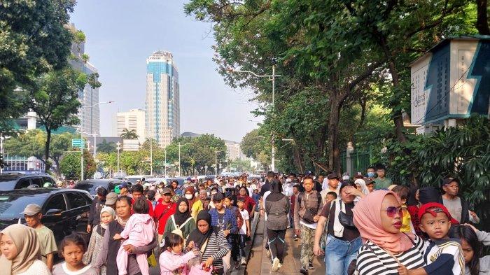 warga-berbondong-bondong-hadiri-perayaan-hut-ke-79-tni-di-lapangan-silang-monas_a063f87.jpg