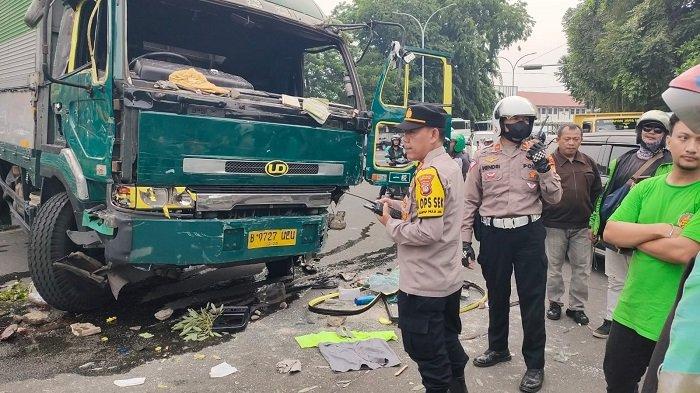 5-fakta-truk-tabrak-motor-mobil-di-tangerang-kronologi-hingga-kondisi-sopir-seusai-diamuk-massa_931c463.jpg