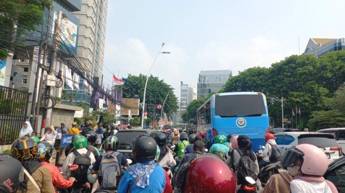 ada-hut-ke-79-tni-di-monas-naik-motor-800-meter-dari-stasiun-gambir-ke-tugu-tani-butuh-waktu-1-jam_22c15e5.jpg