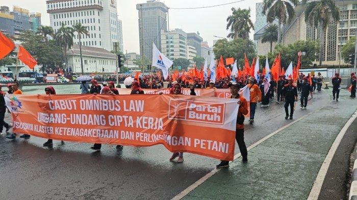 buruh-hari-ini-turun-ke-jalan-minta-presiden-prabowo-cabut-uu-warisan-jokowi_90e83ac.jpg