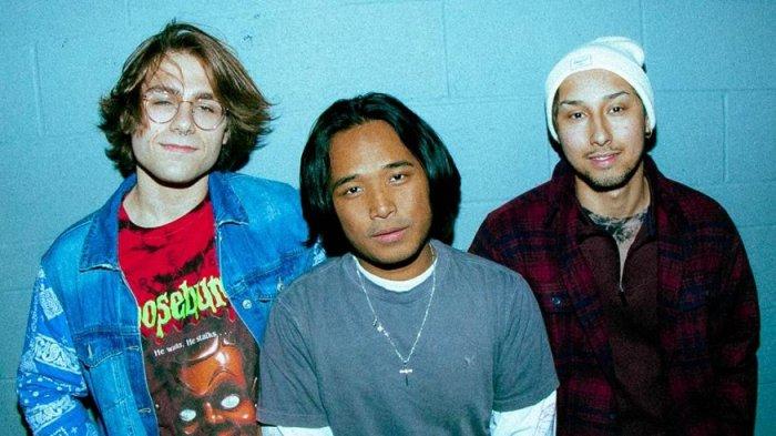 drummer-asal-indonesia-gabung-ke-band-asal-as-bakal-kerja-bareng-produser-radiohead-dan-weezer_629a6f4.jpg