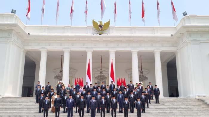 foto-perdana-kabinet-merah-putih-di-tangga-istana_504baab.jpg