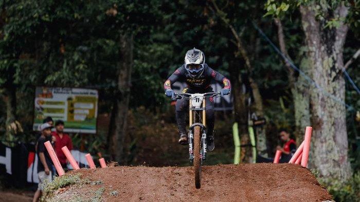 hasil-indonesian-downhill-2024-rendy-varera-sanjaya-merajai-ternadi-bike-park-saat-trek-licin_aa66bf0.jpg