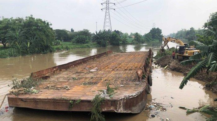 kapal-tongkang-terbawa-arus-kali-bekasi-dipicu-meningkatnya-debit-air-dari-hulu_74f9b63.jpg