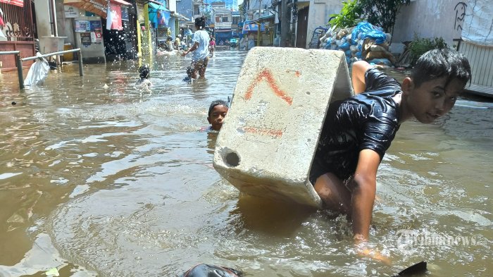 kawasan-jakarta-utara-banjir-rob-tiga-rt-dan-empat-ruas-jalan-terendam_b555062.jpg