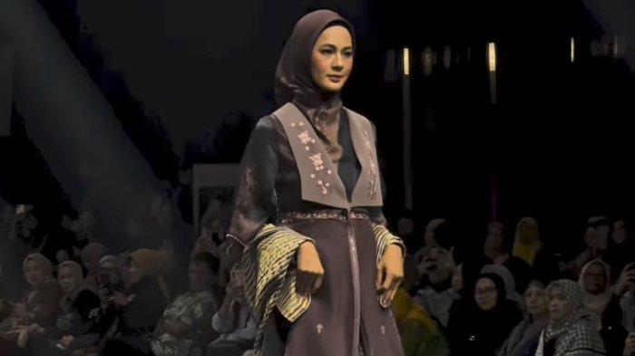 paula-verhoeven-tampil-pakai-kain-songket-riau-di-indonesia-international-modest-fashion-festival-_a0b75f8.jpg