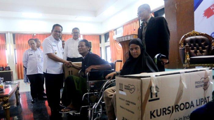 pemkot-tangerang-berikan-bantuan-kursi-roda-hingga-alat-bantu-dengar-bagi-penyandang-disabilitas-_b3073be.jpg