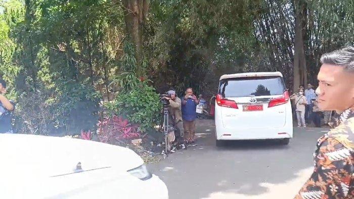 penampakan-toyota-alphard-putih-yang-ditumpangi-prabowo-tinggalkan-hambalang-ke-kantor-kemenhan_fe2cdfd.jpg