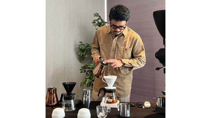 pengunjung-international-coffee-week-terpikat-cara-barista-muhammad-aga-racik-kopi_01a293c.jpg