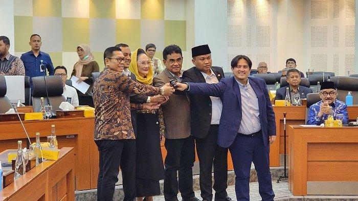 pimpinan-dpr-konfirmasi-soal-pembatalan-penetapan-pimpinan-komisi-xii-tidak-kuorum_3eac586.jpg