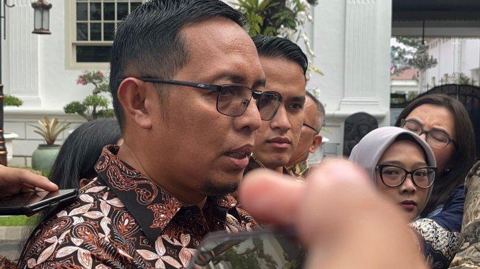 prabowo-gelar-sidang-kabinet-paripurna-perdana-para-menteri-kompak-kenakan-batik-ke-istana_eeb89e9.jpg