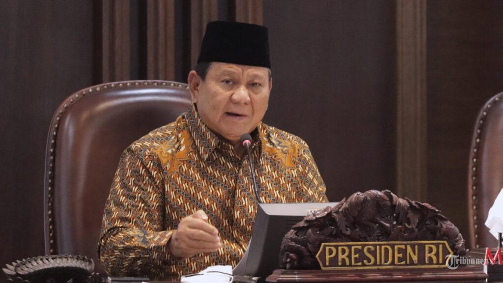 prabowo-minta-menterinya-copot-pejabat-yang-tak-kerja-keras-daripada-bikin-susah-tak-ada-yang-kebal_cd5d8d4.jpg