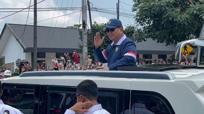 presiden-prabowo-nongol-dari-sunroof-mobil-sapa-warga-saat-tinggalkan-akmil-magelang_2ea3675.jpg