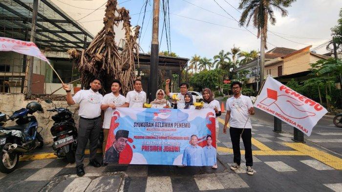 sambut-prabowo-jadi-presiden-relawan-pejuang-potong-tumpeng-hingga-bagi-bagi-pisang-di-thamrin_29b9820.jpg