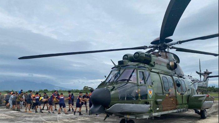 satgas-tni-distribusikan-makanan-minuman-untuk-korban-badai-kristine-filipina-diangkut-2-helikopter_7342c6e.jpg