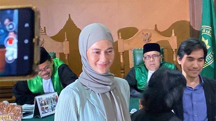 senyum-paula-verhoeven-saat-hadir-di-sidang-cerai-dengan-baim-wong_798a9aa.jpg