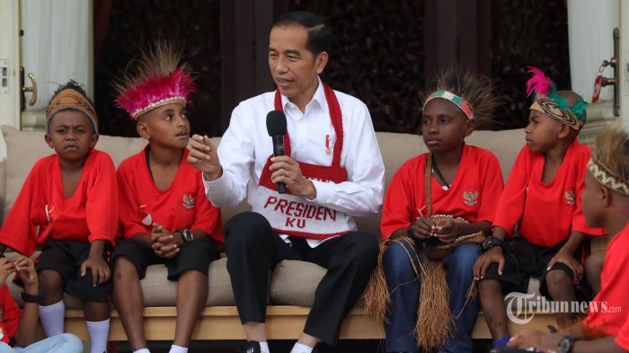 stafsus-sebut-mayoritas-anak-muda-papua-senang-dengan-kinerja-satu-dekade-jokowi_87d7611.jpg