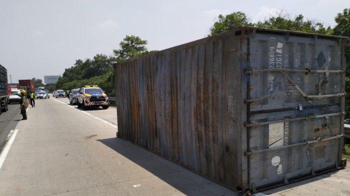 truk-kontainer-kecelakaan-di-tol-di-jagorawi-petikemas-terlepas-hingga-sebabkan-kemacetan-_b9ac8b5.jpg