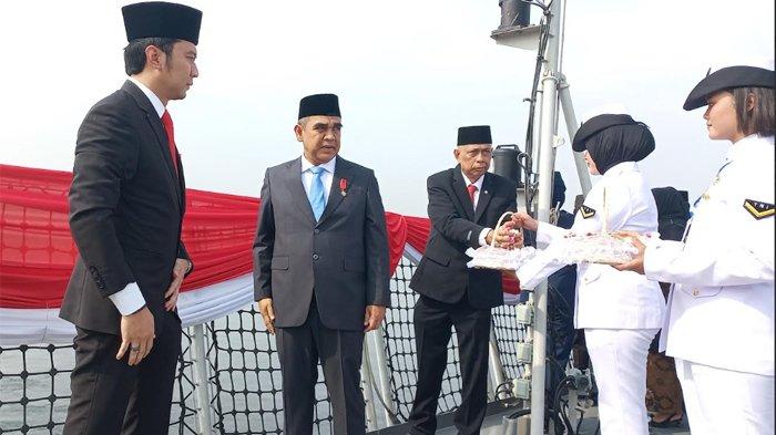 ahmad-muzani-pimpin-upacara-hari-pahlawan-di-atas-kri-semarang-yang-berlayar-di-perairan-jakarta-_a40a876.jpg