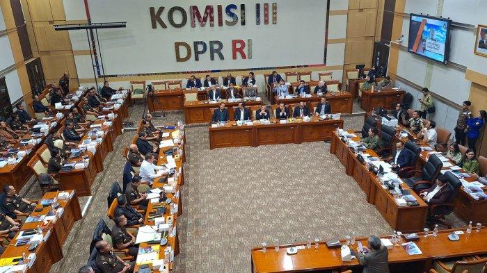 anggota-komisi-iii-dpr-ramai-ramai-cecar-jaksa-agung-soal-kasus-tom-lembong_a4bb628.jpg