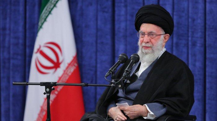 ayatollah-ali-khamenei-meminta-militer-iran-untuk-siap-perang-lawan-israel-tapi-dengan-syarat-ini_1a389d2.jpg