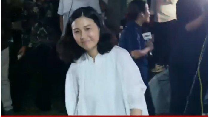 breaking-news-pakai-kemeja-putih-veronica-tan-mantan-istri-ahok-dipanggil-prabowo-ke-kertanegara_4fb53bd.jpg