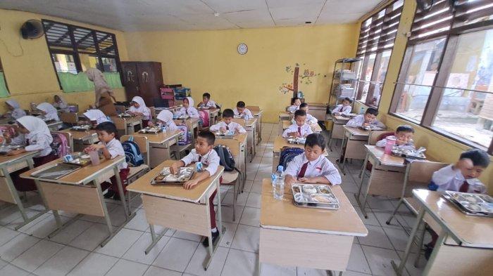 dapat-asupan-menu-bergizi-gratis-siswa-sdn-kedung-badak-1-bogor-makin-semangat-sekolah_7e54ea7.jpg