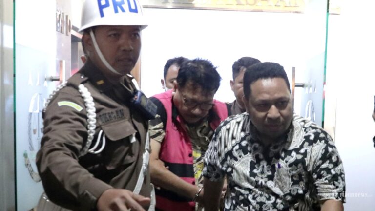 eks-pejabat-ma-zarof-ricar-dan-pengacara-ronald-tannur-berupaya-suap-hakim-kasasi-rp-5-miliar_b9e92c5.jpg