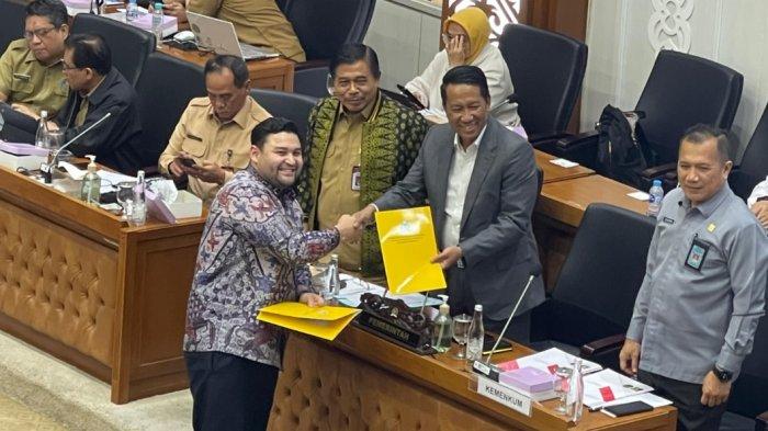 fraksi-partai-golkar-dpr-setuju-ruu-dkj-disahkan-jadi-undang-undang_6a3ad4f.jpg