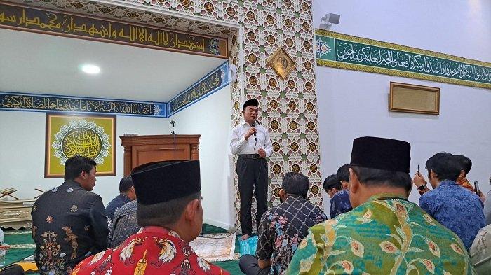 hari-kerja-terakhir-jadi-menteri-jokowi-muhadjir-pamit-kepada-pegawai-kemenko-pmk-usai-salat-jumat_6b2ddc4.jpg