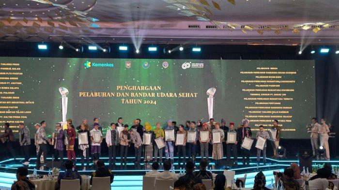 hentikan-praktik-buang-air-besar-sembarangan-42-kabupaten-kota-raih-penghargaan-kemenkes_b217d3d.jpg