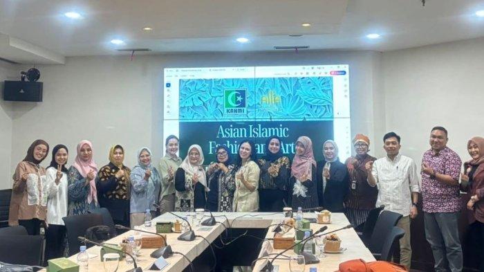 kahmi-gelar-asian-islamic-fashion-and-art-2025-herman-khaeron-bukan-sekadar-pameran_f9deb0c.jpg