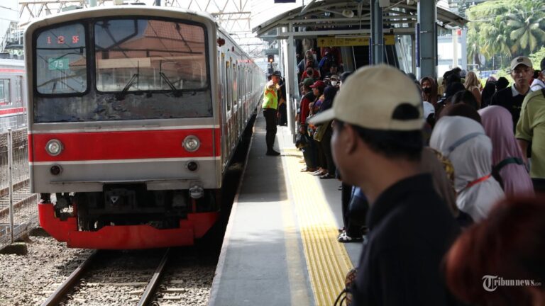 kebakaran-di-petamburan-jakarta-perjalanan-krl-parung-panjang-tanah-abang-sampai-stasiun-kebayoran_08e4c15.jpg