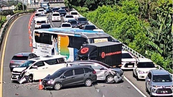 kecelakaan-beruntun-libatkan-enam-kendaraan-di-ruas-tol-dalam-kota-satu-korban-patah-tulang_cdf5ee4.jpg