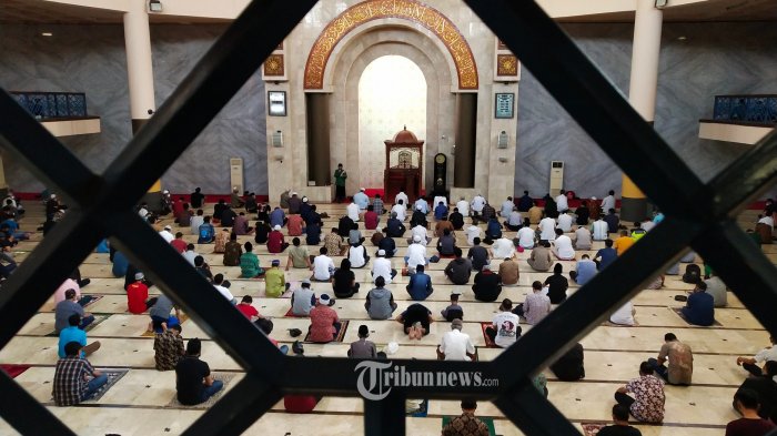 khutbah-jumat-6-desember-2024-larangan-merendahkan-orang-lain-dan-memuliakan-diri-sendiri_a4132ae.jpg