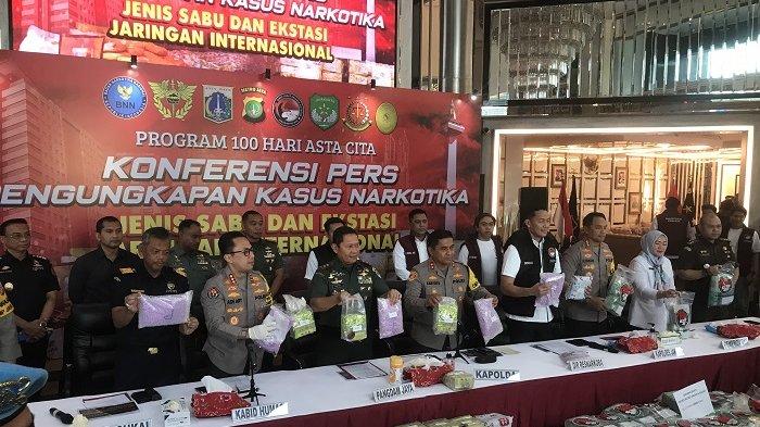 kronologis-penangkapan-4-tersangka-pengedar-narkotika-dengan-modus-jual-beli-mobil-bekas_762f3bf.jpg