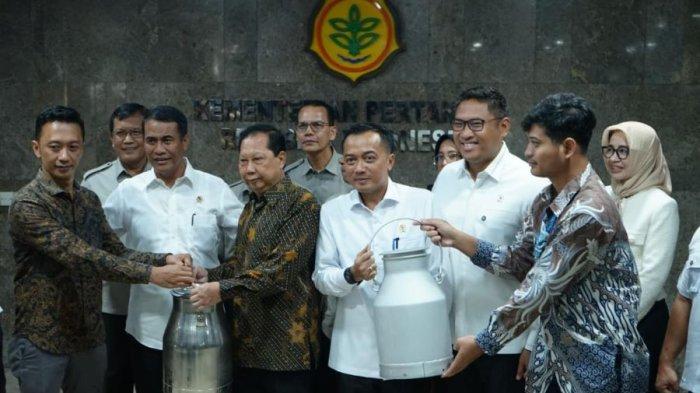 mentan-amran-wajibkan-industri-menyerap-susu-dari-peternak-lokal_73c46aa.jpg