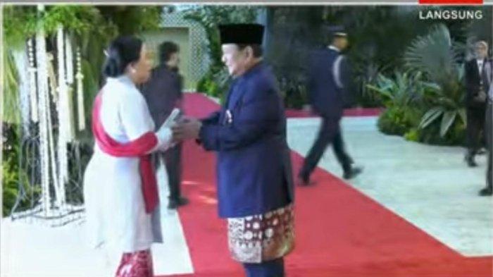 momen-prabowo-maju-tiga-langkah-saat-sambut-kedatangan-puan-maharani-di-hari-pelantikan-presiden_f621b84.jpg